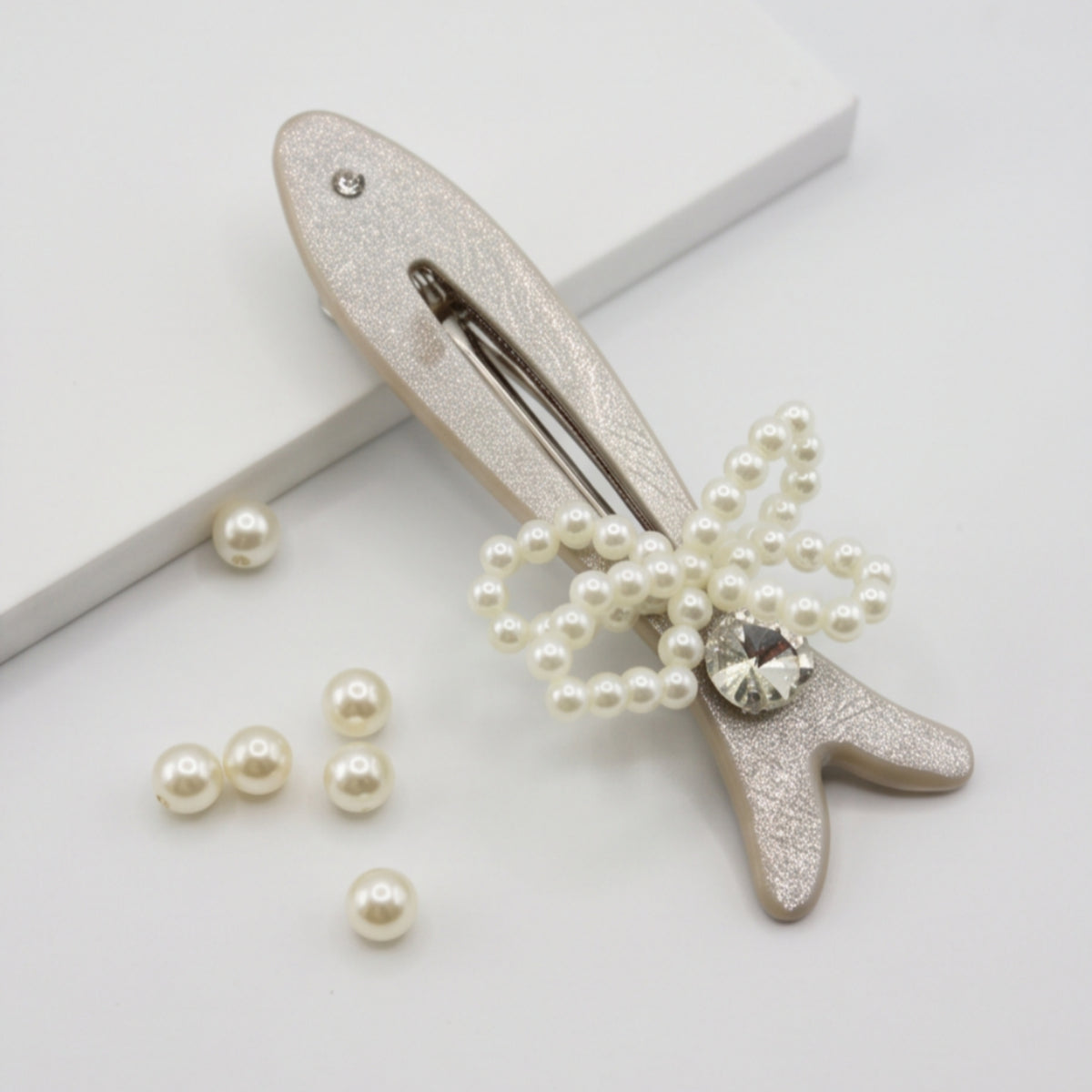 Fish-Shaped Pearl Bow Alligator Hair Clip